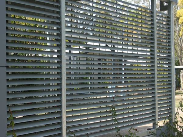 Aluminum sunscreen louvers used in  parking lots for sun shading