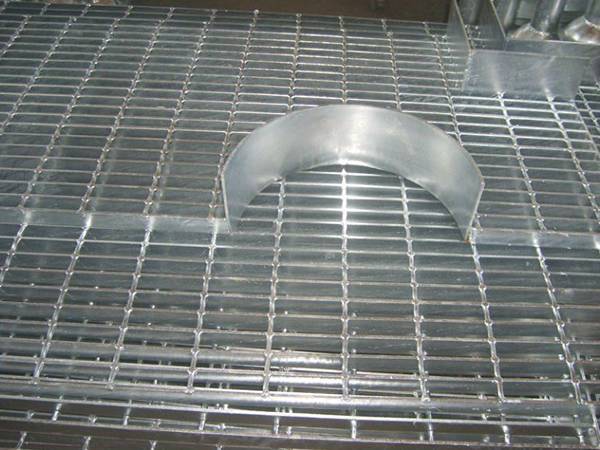 A half circle toe plates are installed on the welded steel bar grating.