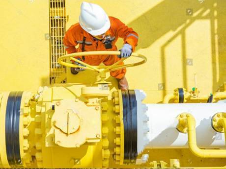 A worker is standing on the drilling platform and operating the machine.