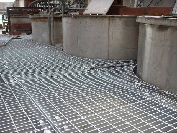 Welded steel gratings are installed on the platform of power plant.