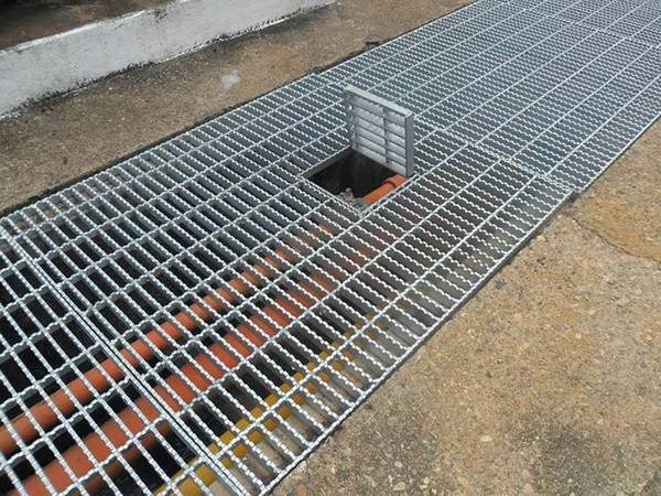 Press-locked steel gratings are used as pipeline covers to protect the pipeline.