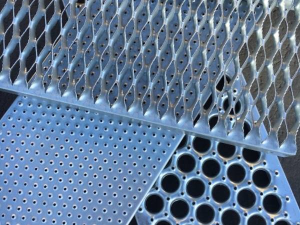 Different types of safety gratings are placed on the ground.