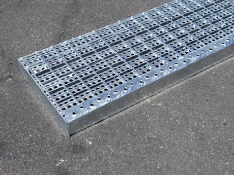 A staircase pedal made of security steel grating is placed on the ground.