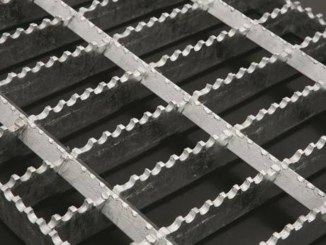 A serrated press-locked louver steel grating with semicircular serration on the bearing bar.