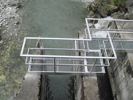 The footbridge is stretched on two concrete walls.