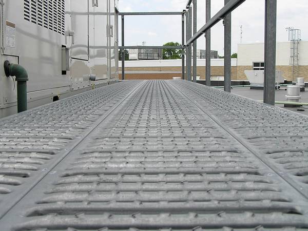 The inspection walkway is made of aluminum swage locked grating.