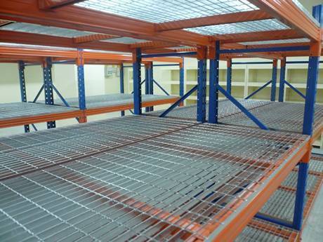 There are three-tier shelves made of welded steel grating in the factory.